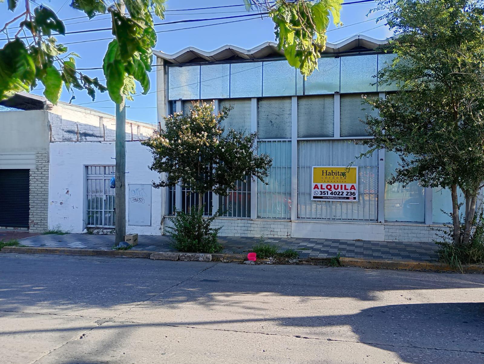 IMPORTANTE LOCAL ESQUINA 300M2 - FRENTE VIDRIADO