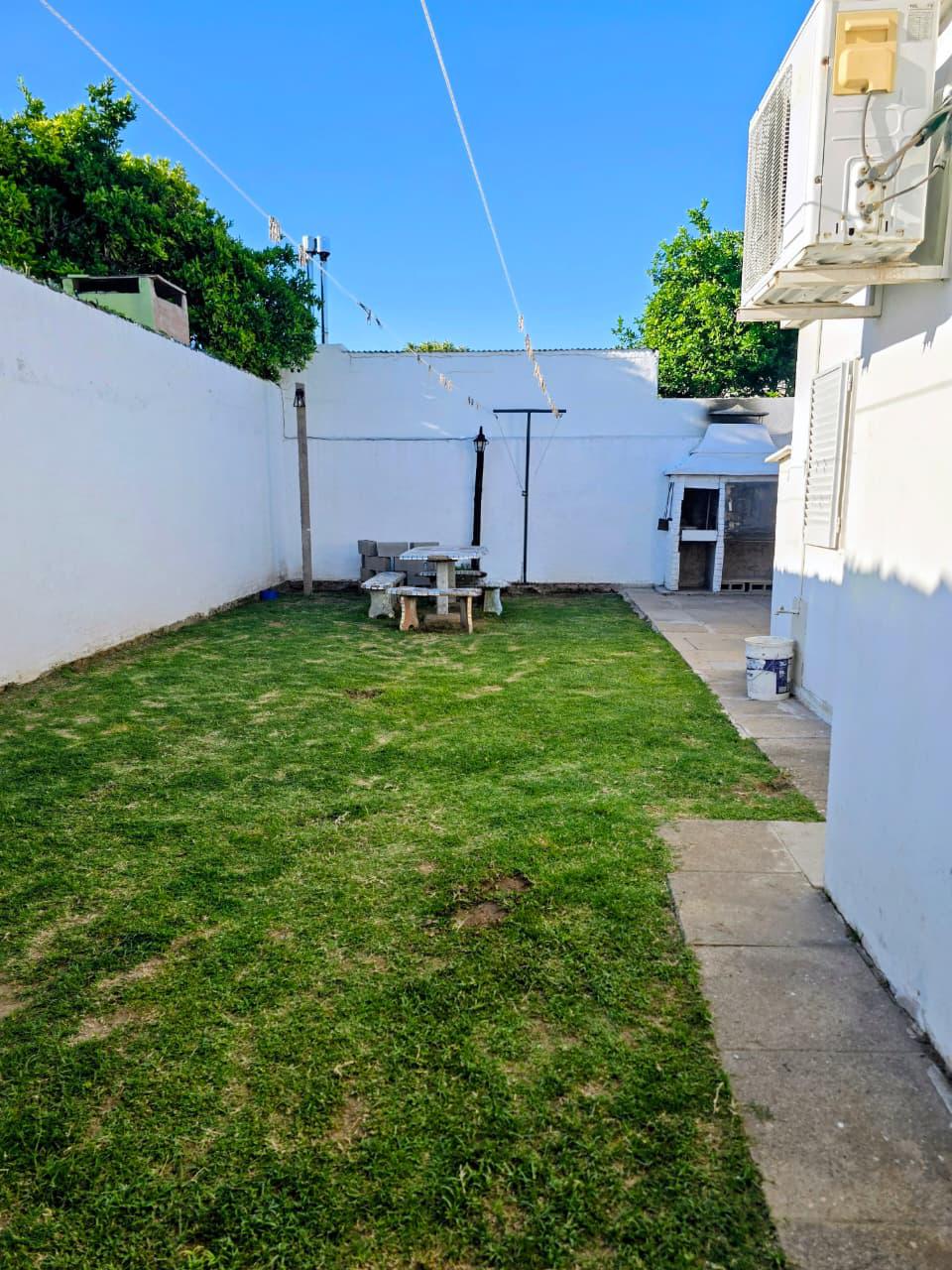 VENTA DE CASA 3 DORM COCHERA Y PATIO.B YOFRE SUR