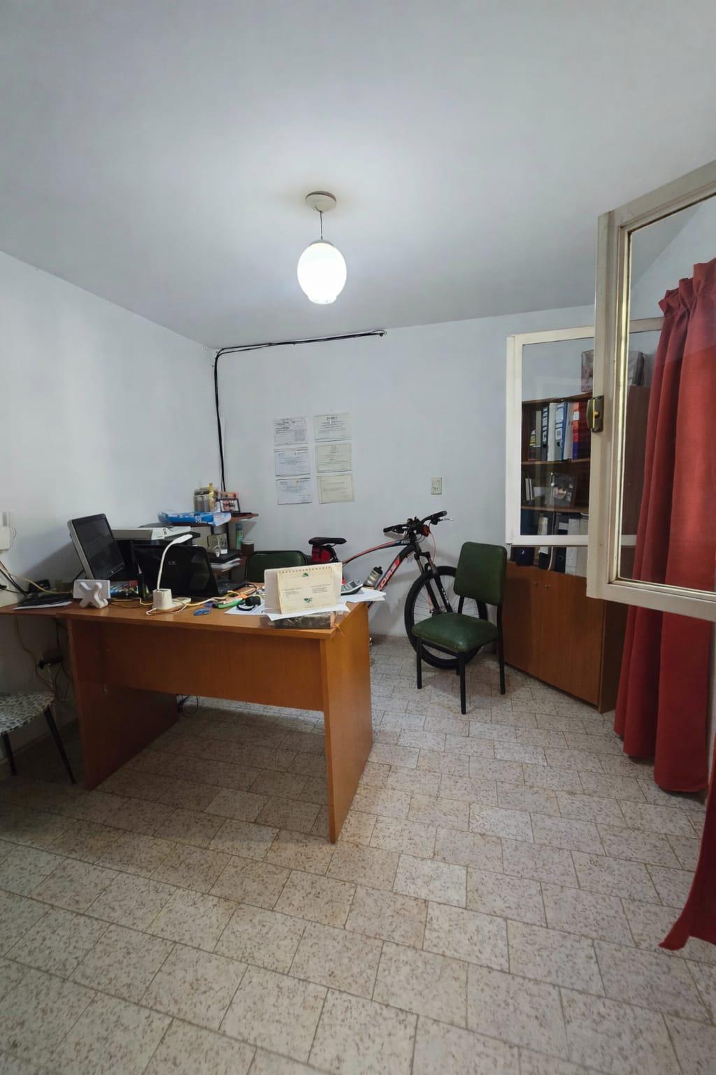 VENTA DE CASA 3 DORM COCHERA Y PATIO.B YOFRE SUR