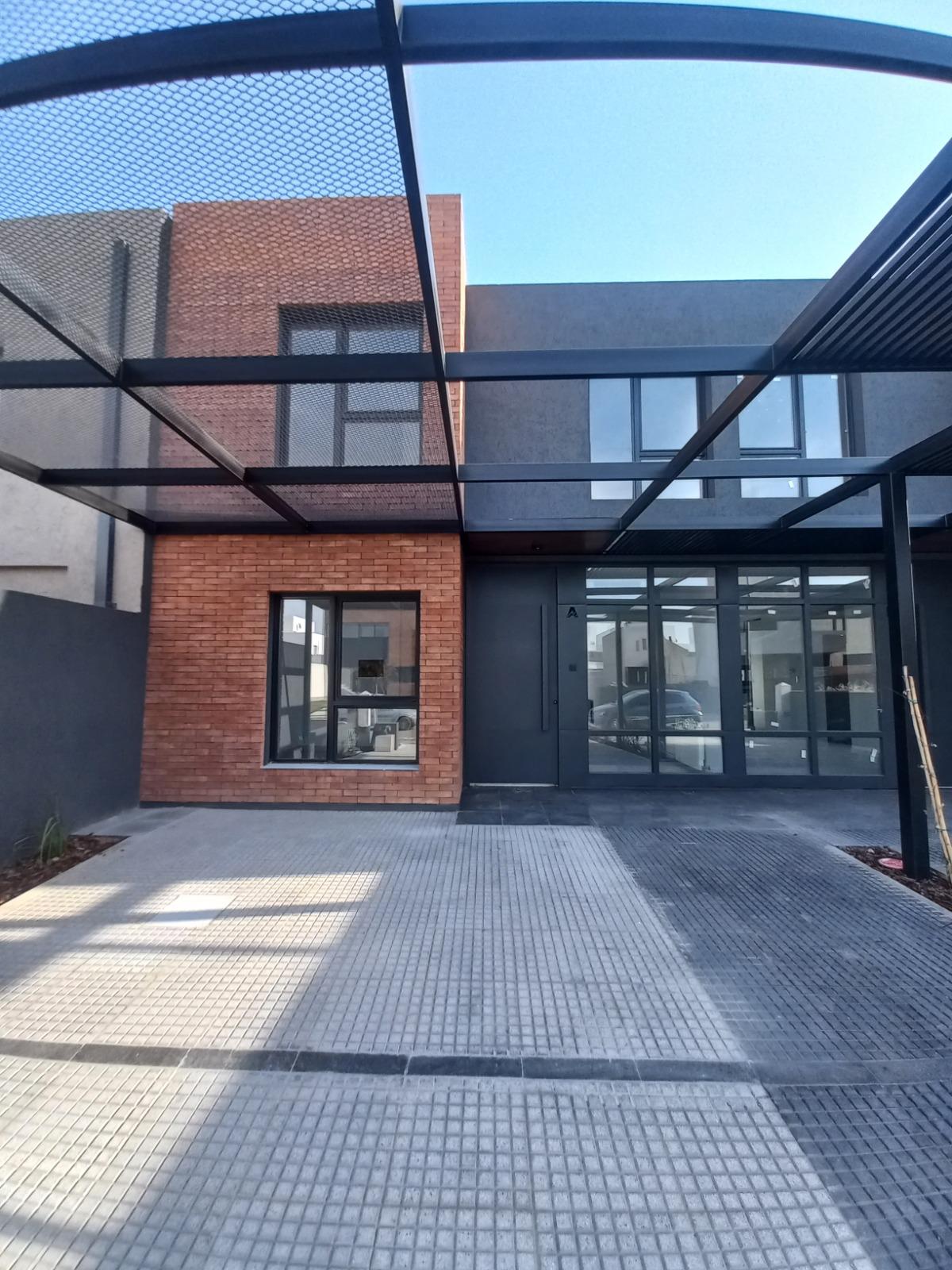 DUPLEX 3 DORM  ESCRITORIO EN LA CALANDRIA EXC UBICACION FRENTE A ESPACIO VERDE