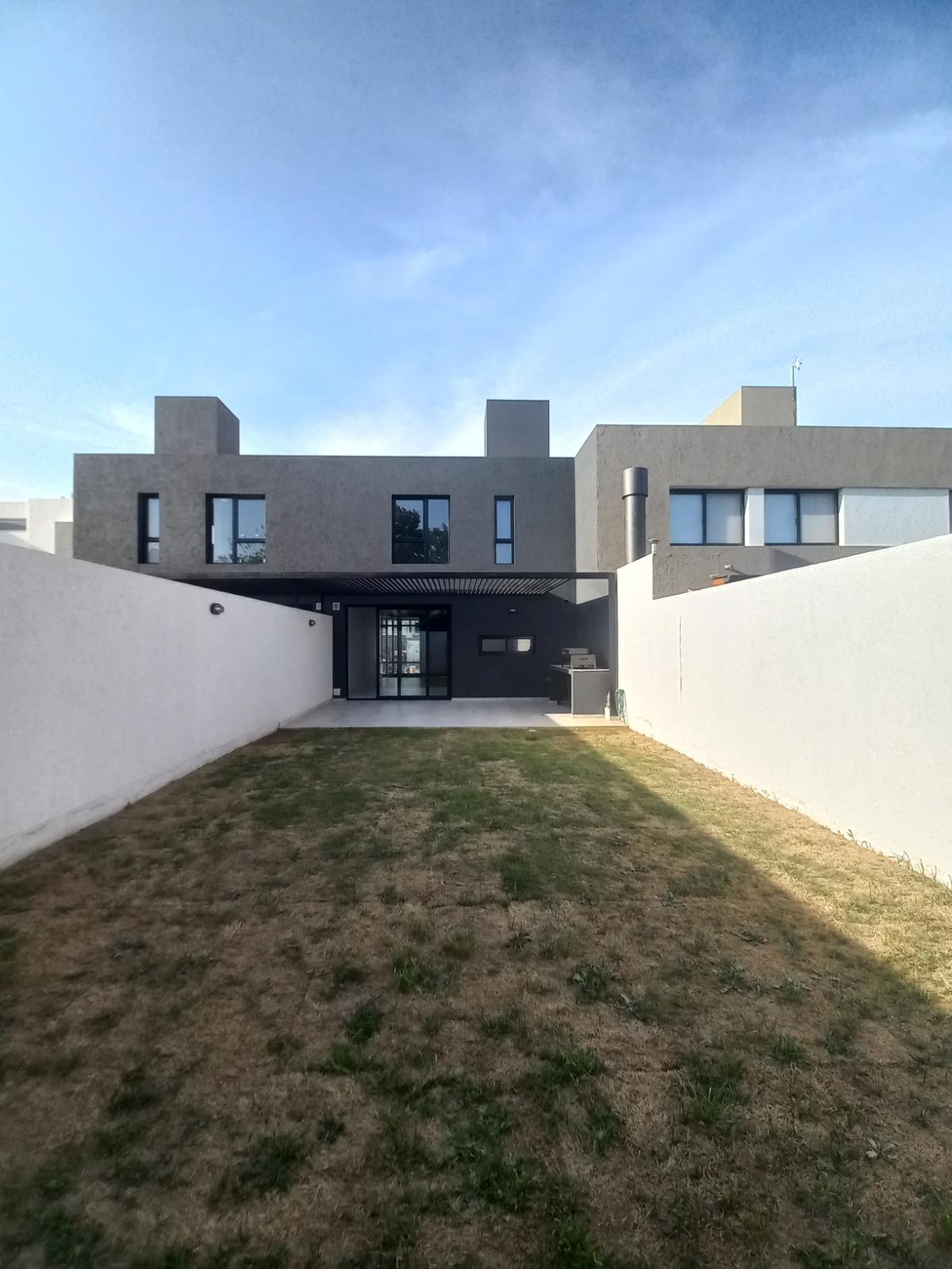 DUPLEX 3 DORM  ESCRITORIO EN LA CALANDRIA EXC UBICACION FRENTE A ESPACIO VERDE