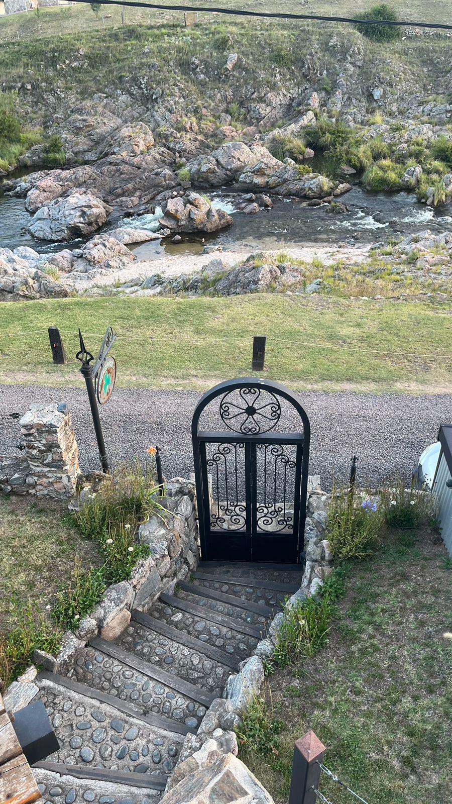 Oportunidad!!! Venta de local comercial con  costa de río, habitaciones, amoblado, escritura inmediata