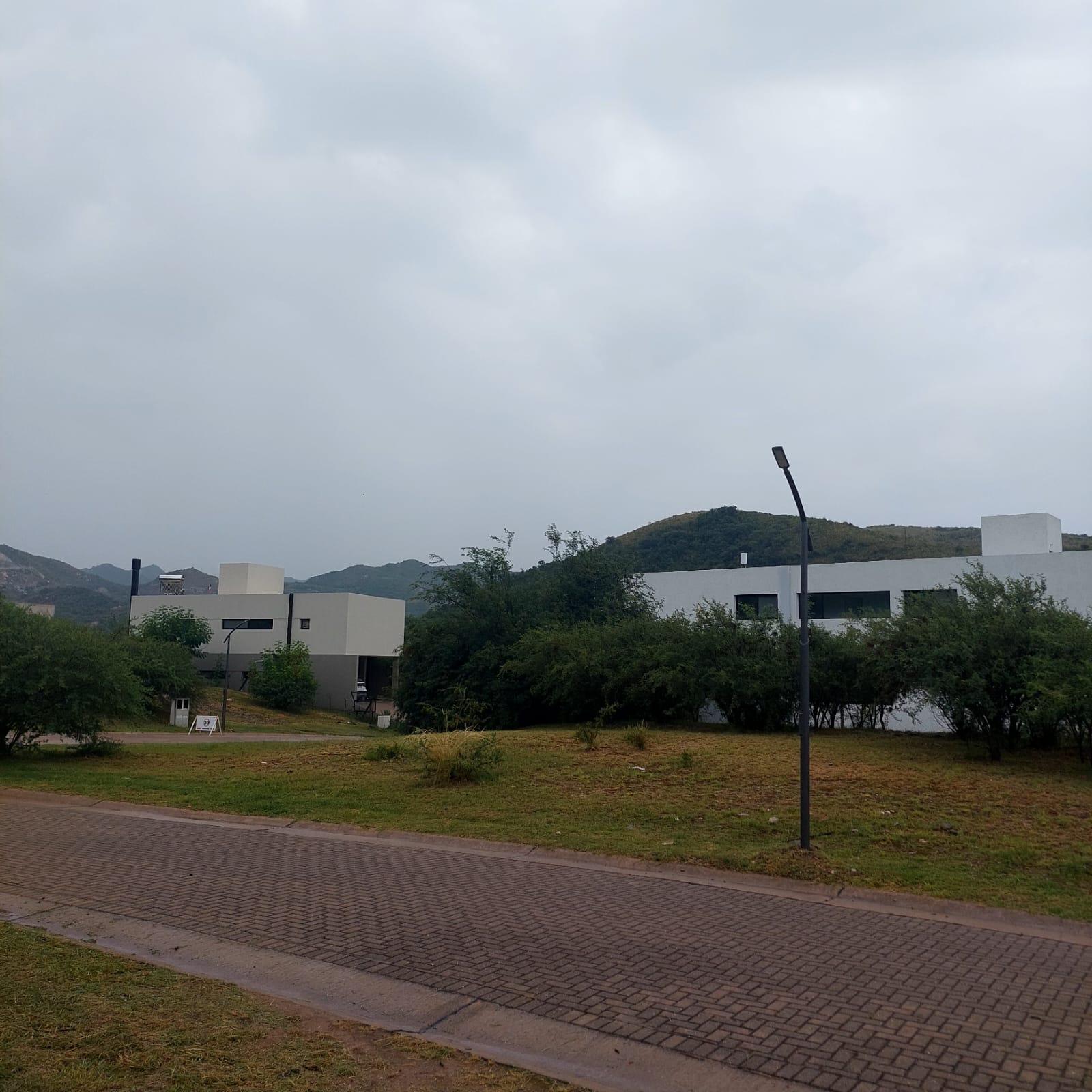 Terreno venta Colinas de la Deseada esquina 456 M