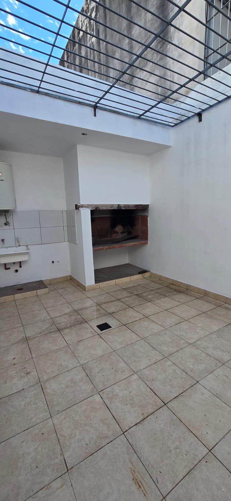 CASA-DPTO DE 2 DORM. CON PATIO