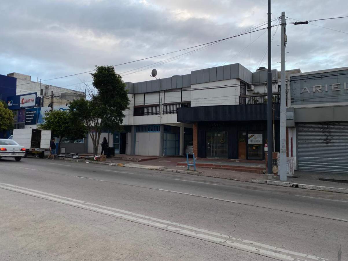 Alquiler Local sobre Av. Sabattini 166 m2