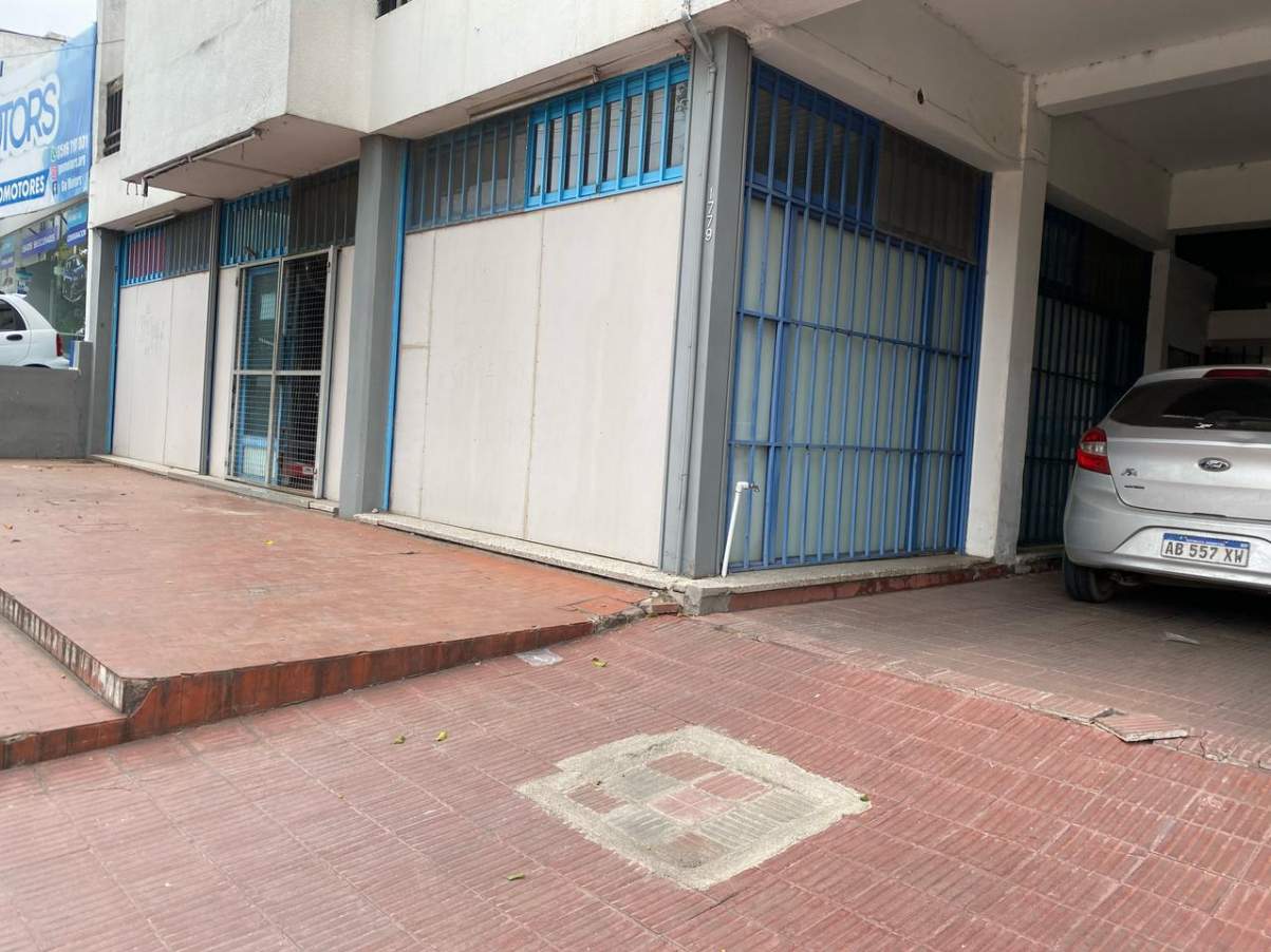 Alquiler Local sobre Av. Sabattini 166 m2