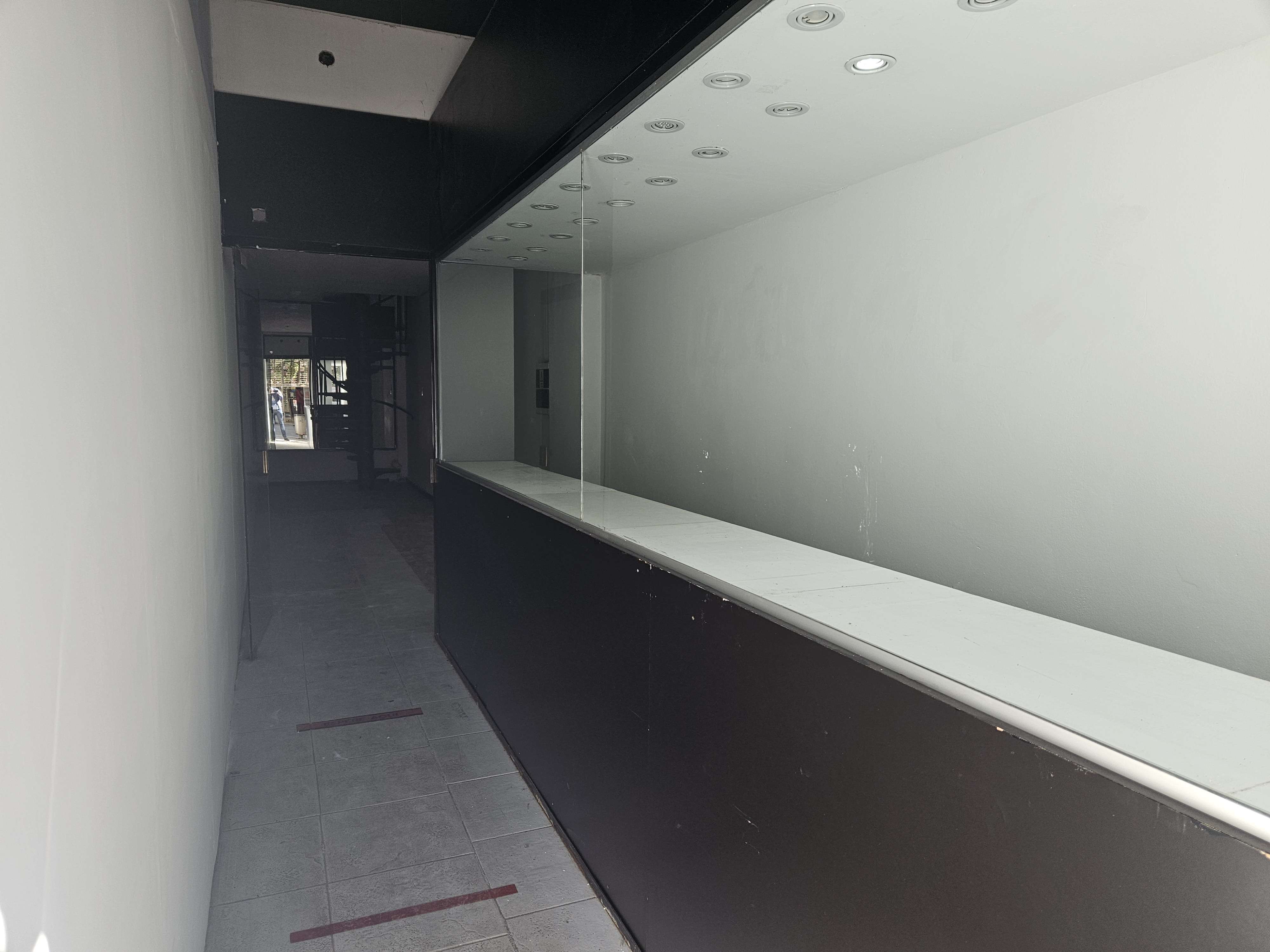 Local Peatonal -  9 de Julio 400  120m2 de oficina opcional