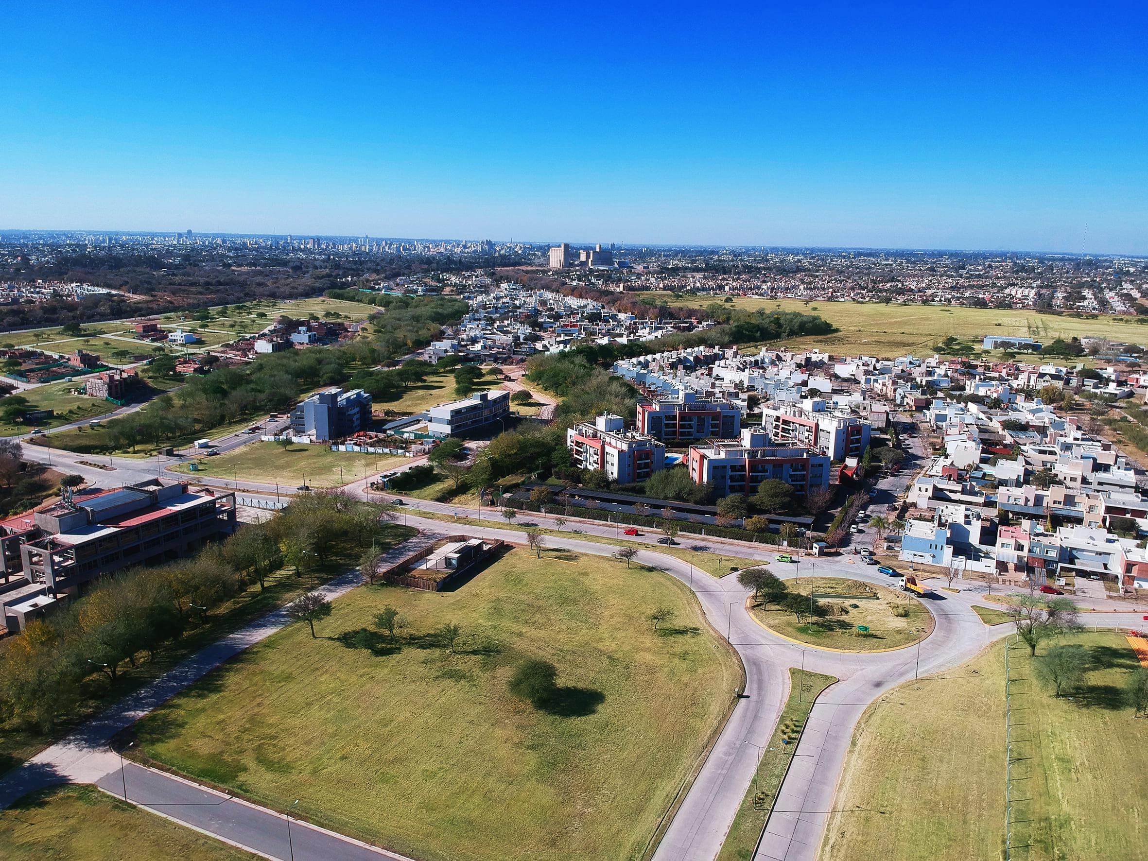 LOTE EN VENTA COLINAS DE MANANTIALES 360M2 APTO DUPLEX