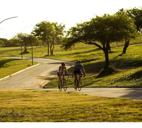 LOTE EN VENTA COLINAS DE MANANTIALES 360M2 APTO DUPLEX