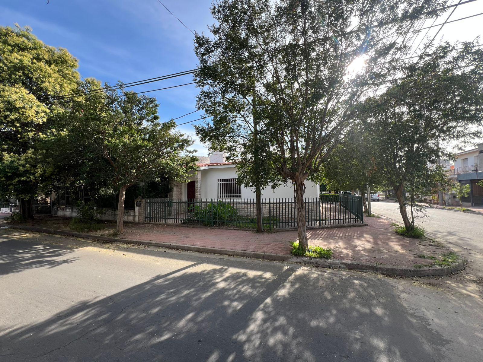 ALQUILO CASA BARRIO MAIPU -  TRES DORMIROIOS CON COCHERA