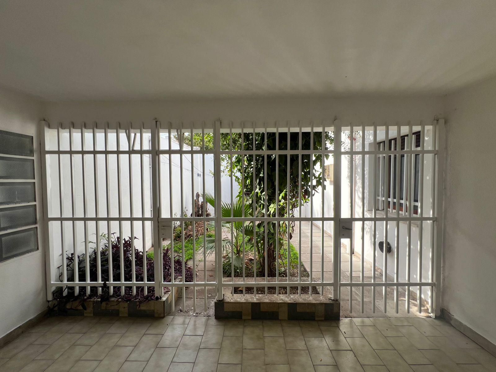 ALQUILO CASA BARRIO MAIPU -  TRES DORMIROIOS CON COCHERA