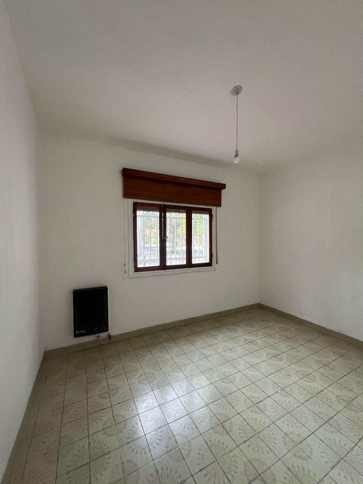 ALQUILO CASA BARRIO MAIPU -  TRES DORMIROIOS CON COCHERA