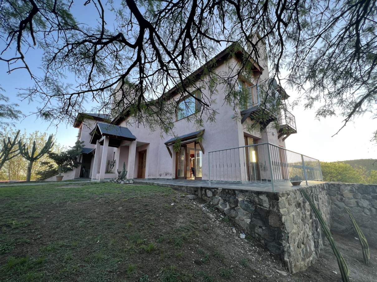 Casa - Alquiler Temporal - 10 personas - Unquillo - Barrio Cerrado