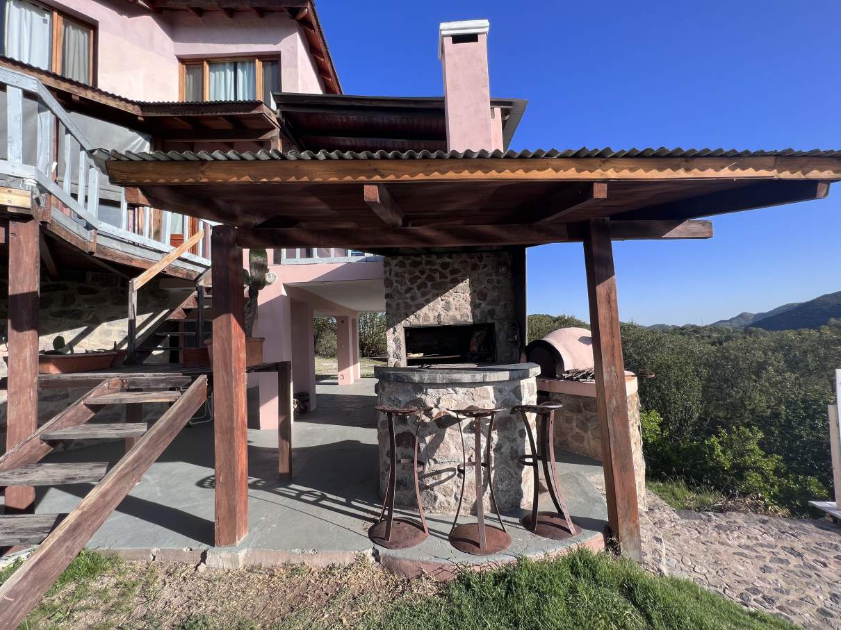 Casa - Alquiler Temporal - 10 personas - Unquillo - Barrio Cerrado