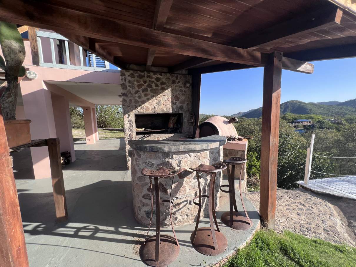 Casa - Alquiler Temporal - 10 personas - Unquillo - Barrio Cerrado