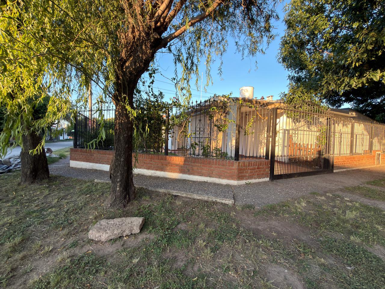 Casa 2 Dormitorios en Alquiler con Jardín y Quincho  Carlos Bunge