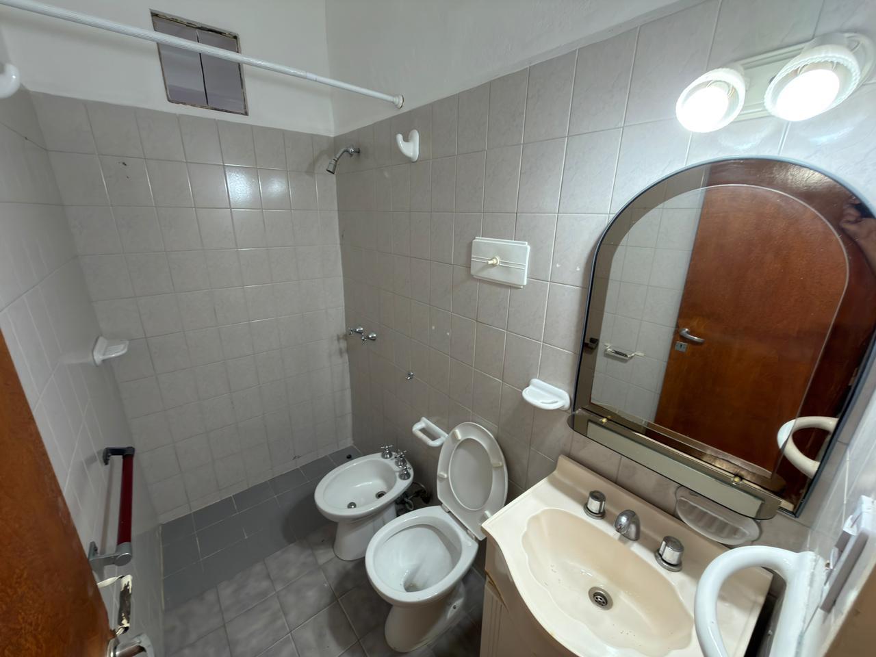 Casa 2 Dormitorios en Alquiler con Jardín y Quincho  Carlos Bunge