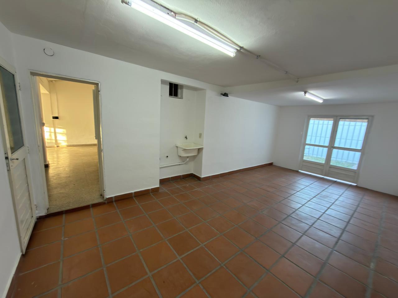 Casa 2 Dormitorios en Alquiler con Jardín y Quincho  Carlos Bunge