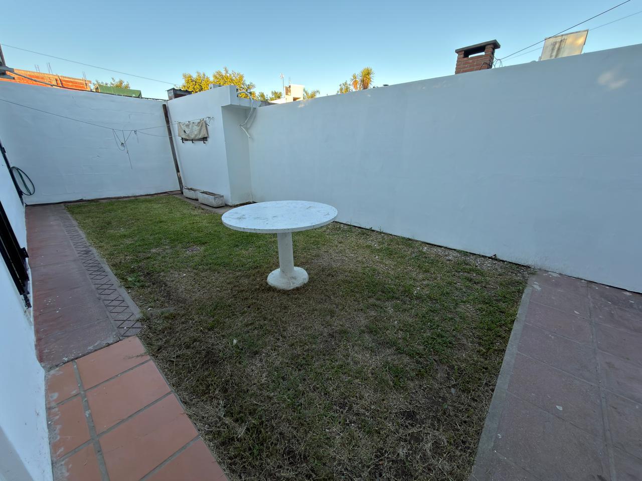 Casa 2 Dormitorios en Alquiler con Jardín y Quincho  Carlos Bunge