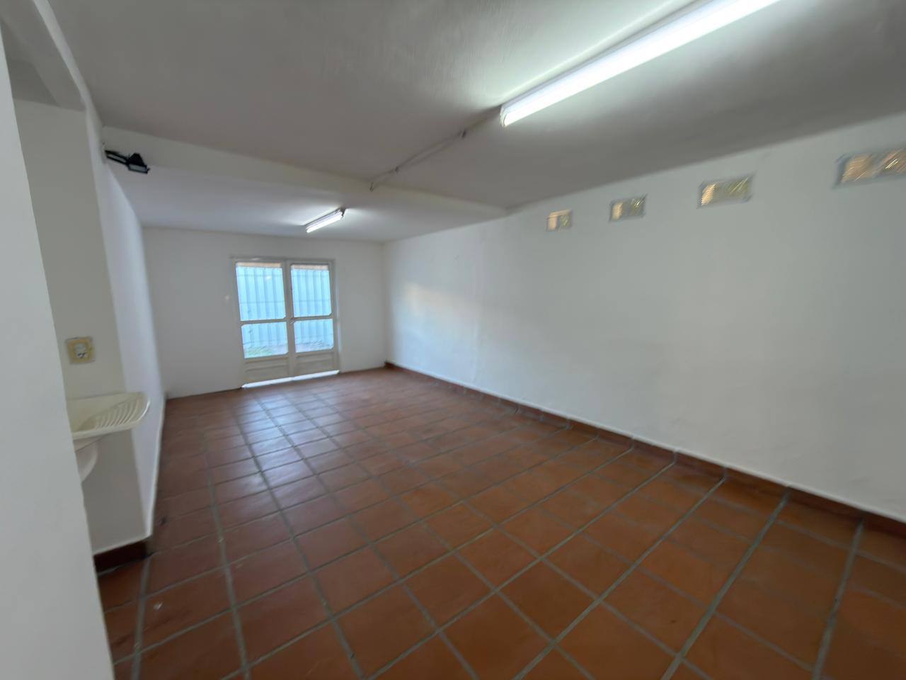 Casa 2 Dormitorios en Alquiler con Jardín y Quincho  Carlos Bunge