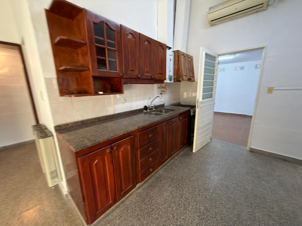 Casa 2 Dormitorios en Alquiler con Jardín y Quincho  Carlos Bunge