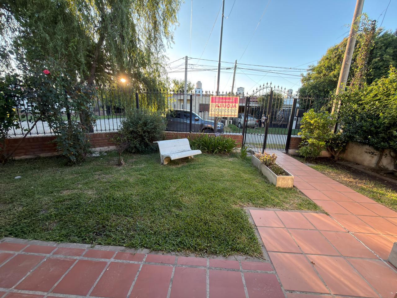 Casa 2 Dormitorios en Alquiler con Jardín y Quincho  Carlos Bunge