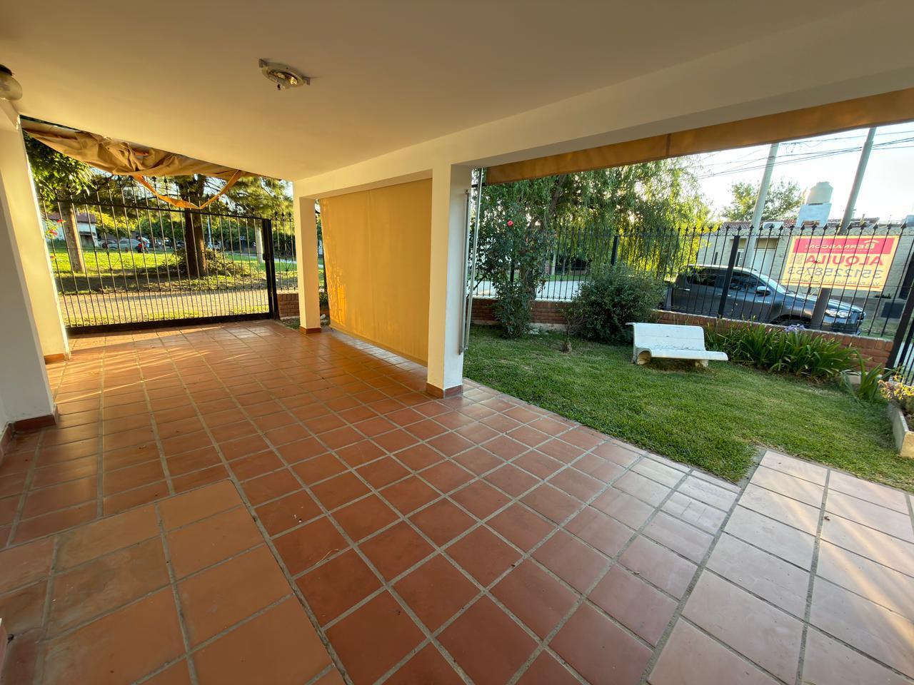 Casa 2 Dormitorios en Alquiler con Jardín y Quincho  Carlos Bunge