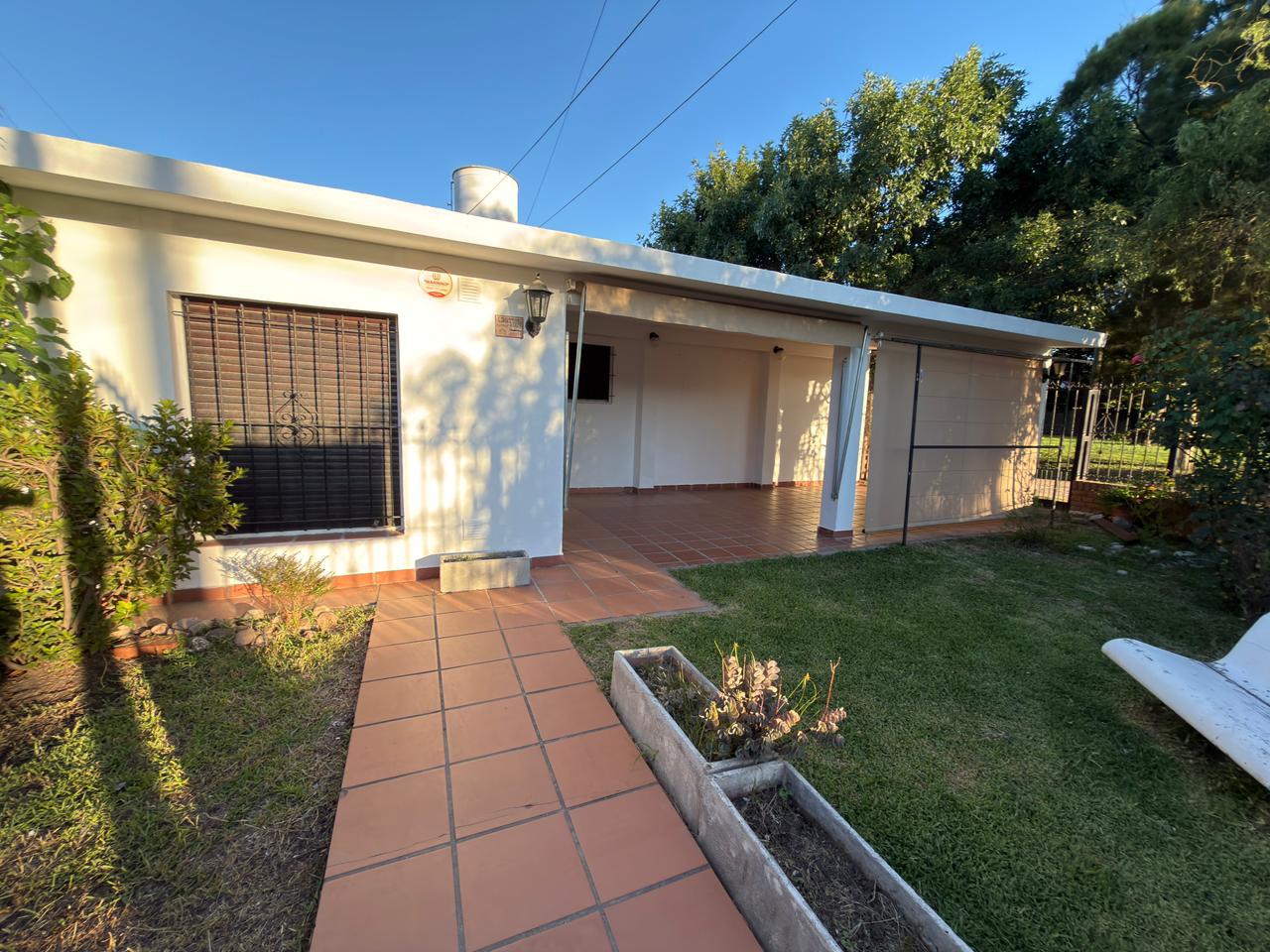 Casa 2 Dormitorios en Alquiler con Jardín y Quincho  Carlos Bunge