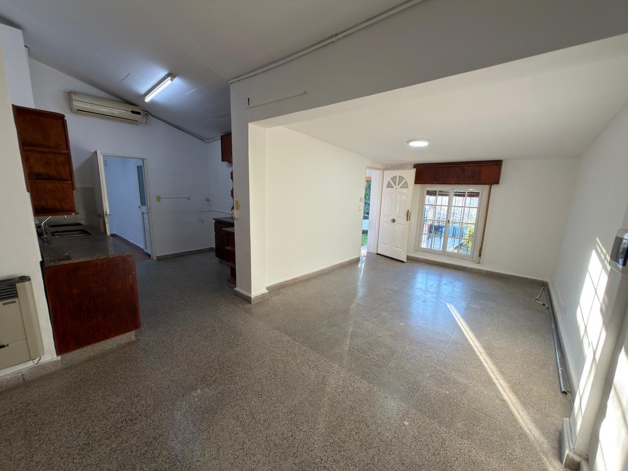 Casa 2 Dormitorios en Alquiler con Jardín y Quincho  Carlos Bunge