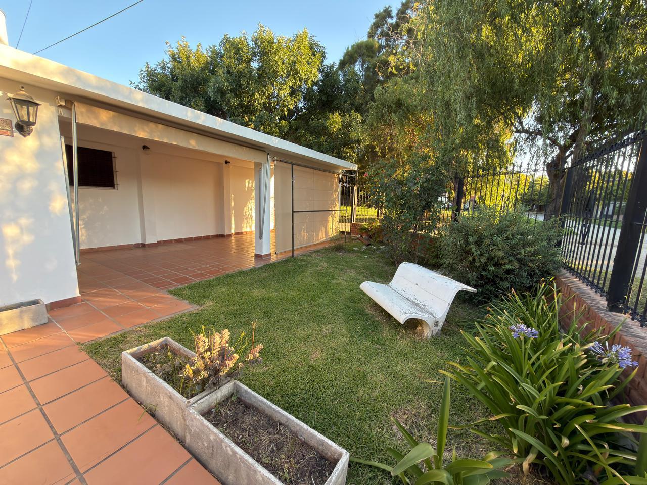 Casa 2 Dormitorios en Alquiler con Jardín y Quincho  Carlos Bunge