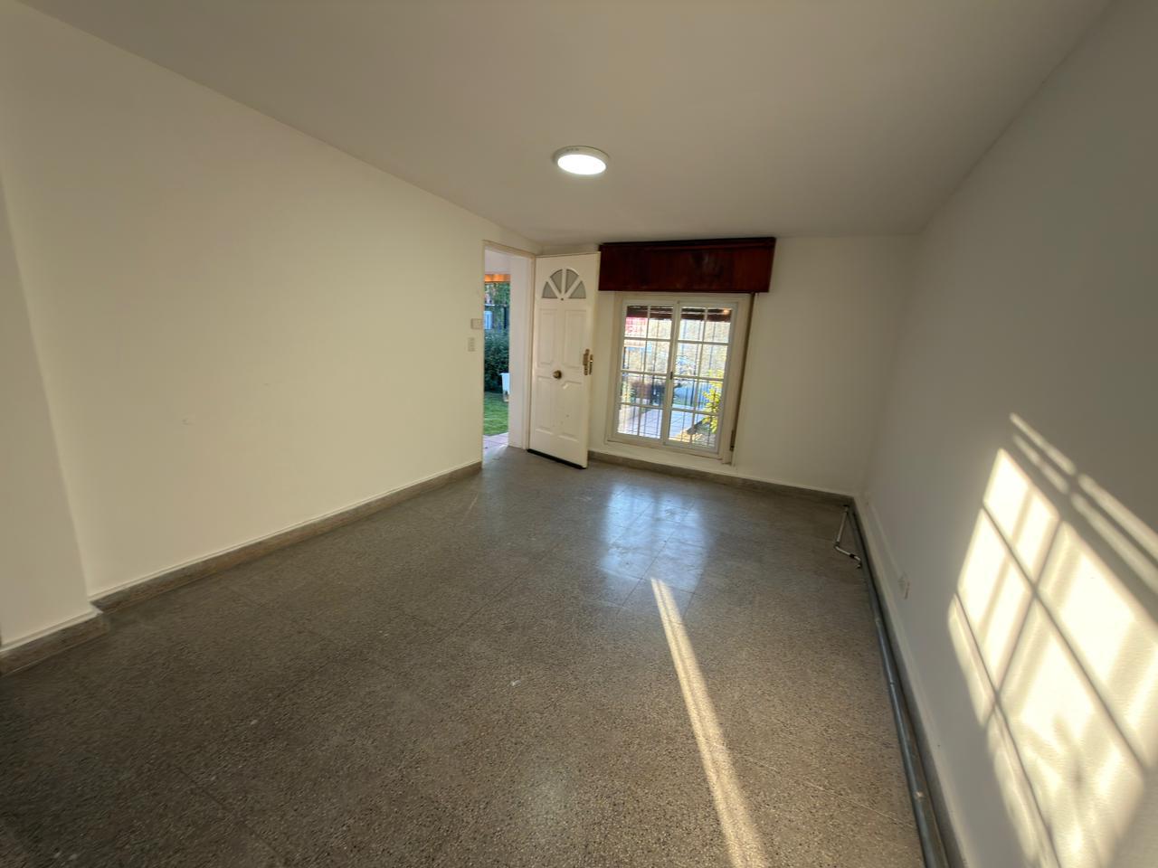 Casa 2 Dormitorios en Alquiler con Jardín y Quincho  Carlos Bunge