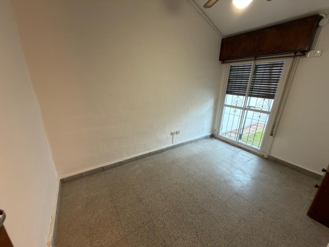 Casa 2 Dormitorios en Alquiler con Jardín y Quincho  Carlos Bunge