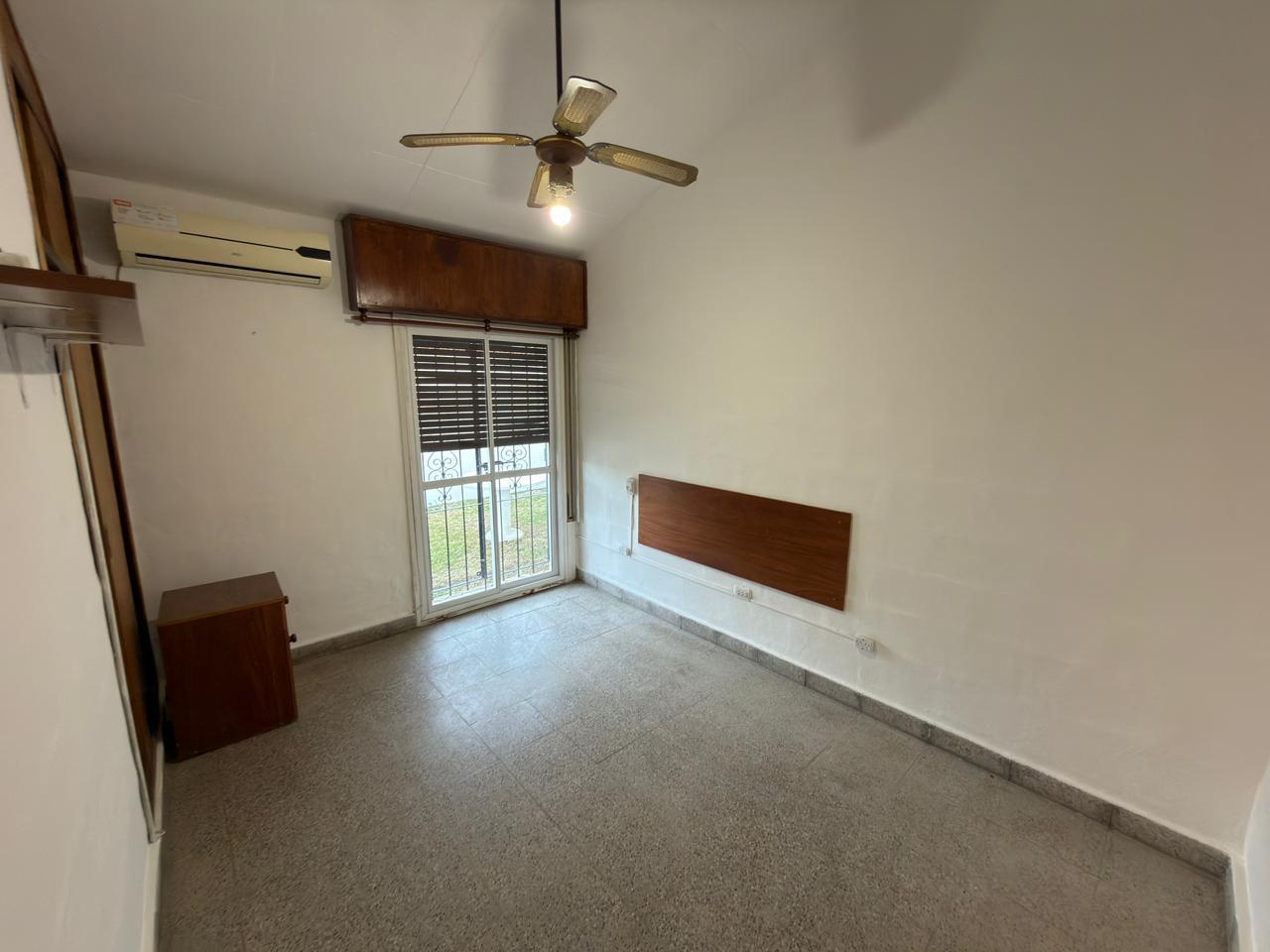 Casa 2 Dormitorios en Alquiler con Jardín y Quincho  Carlos Bunge