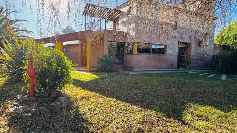 CASA EN ALQUILER COUNTRY CAUSANA DE 2 PLANTA, 3 DORMITORIOS CON VESTIDOR , PILETA Y QUINCHO.