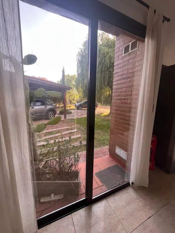 CASA EN ALQUILER COUNTRY CAUSANA DE 2 PLANTA, 3 DORMITORIOS CON VESTIDOR , PILETA Y QUINCHO.