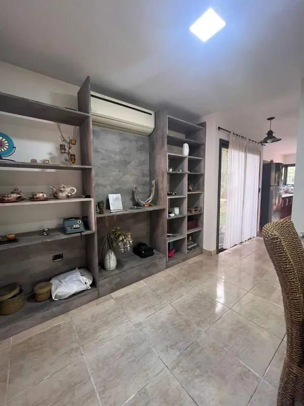 CASA EN ALQUILER COUNTRY CAUSANA DE 2 PLANTA, 3 DORMITORIOS CON VESTIDOR , PILETA Y QUINCHO.