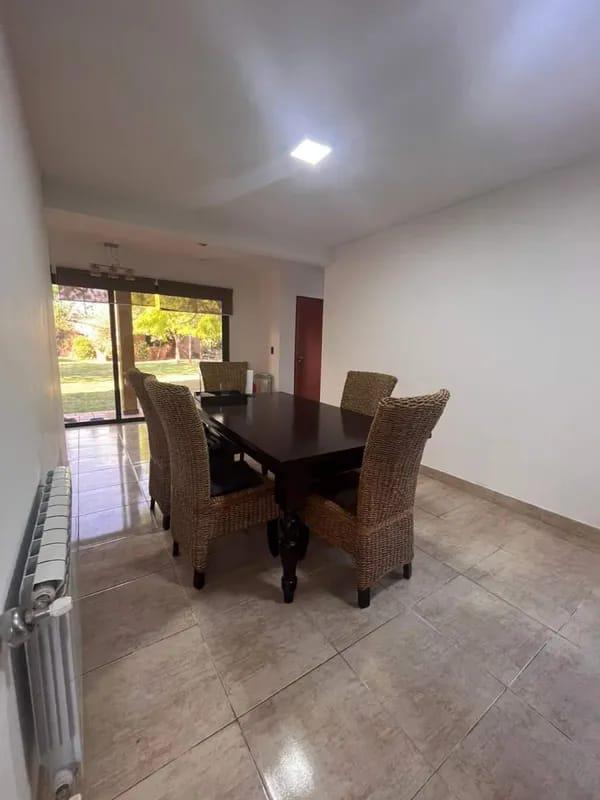 CASA EN ALQUILER COUNTRY CAUSANA DE 2 PLANTA, 3 DORMITORIOS CON VESTIDOR , PILETA Y QUINCHO.