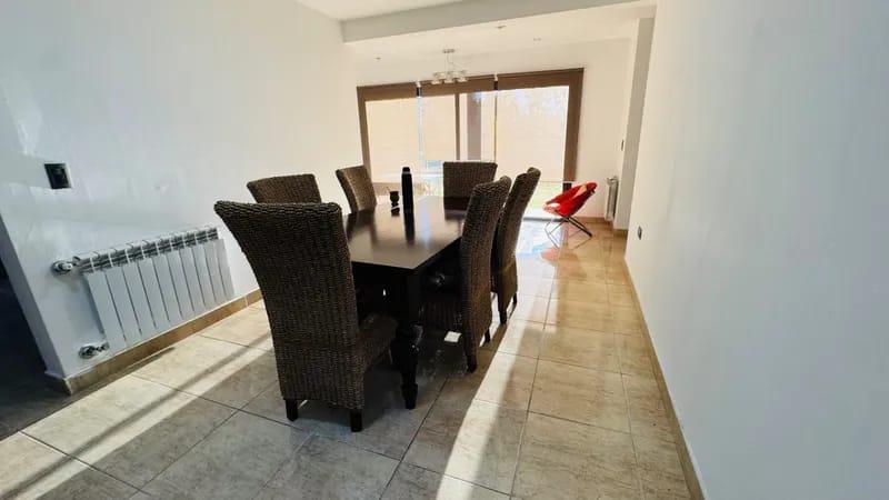 CASA EN ALQUILER COUNTRY CAUSANA DE 2 PLANTA, 3 DORMITORIOS CON VESTIDOR , PILETA Y QUINCHO.