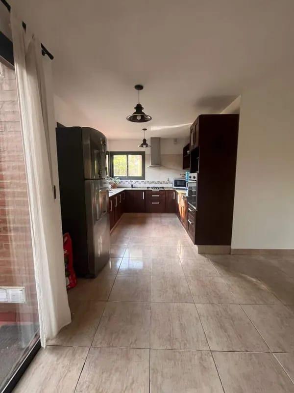 CASA EN ALQUILER COUNTRY CAUSANA DE 2 PLANTA, 3 DORMITORIOS CON VESTIDOR , PILETA Y QUINCHO.