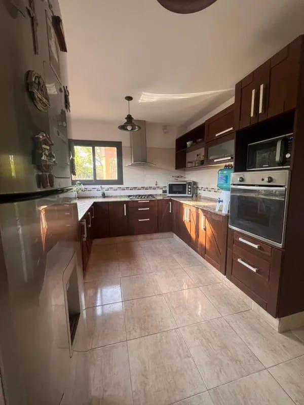 CASA EN ALQUILER COUNTRY CAUSANA DE 2 PLANTA, 3 DORMITORIOS CON VESTIDOR , PILETA Y QUINCHO.