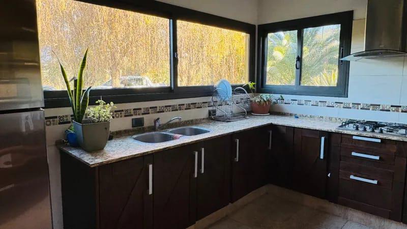 CASA EN ALQUILER COUNTRY CAUSANA DE 2 PLANTA, 3 DORMITORIOS CON VESTIDOR , PILETA Y QUINCHO.