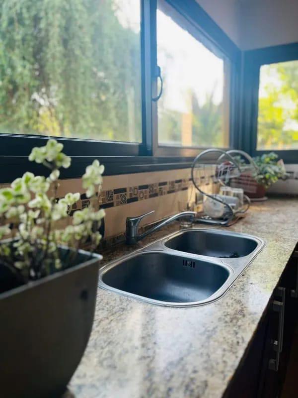 CASA EN ALQUILER COUNTRY CAUSANA DE 2 PLANTA, 3 DORMITORIOS CON VESTIDOR , PILETA Y QUINCHO.