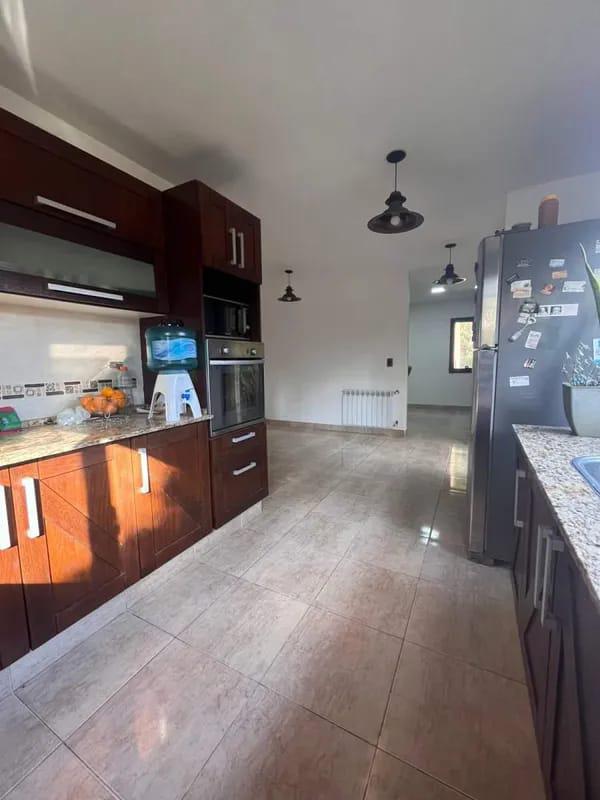 CASA EN ALQUILER COUNTRY CAUSANA DE 2 PLANTA, 3 DORMITORIOS CON VESTIDOR , PILETA Y QUINCHO.