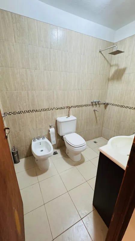 CASA EN ALQUILER COUNTRY CAUSANA DE 2 PLANTA, 3 DORMITORIOS CON VESTIDOR , PILETA Y QUINCHO.