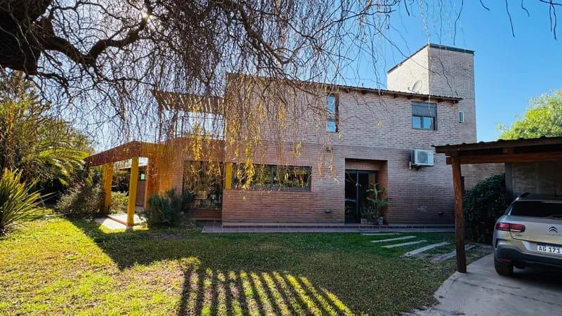 CASA EN ALQUILER COUNTRY CAUSANA DE 2 PLANTA, 3 DORMITORIOS CON VESTIDOR , PILETA Y QUINCHO.