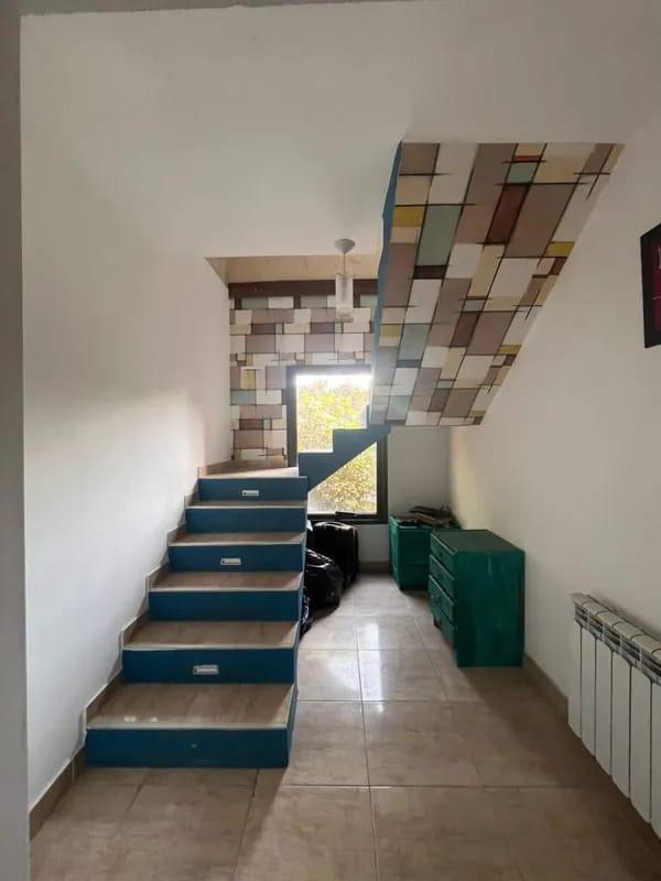 CASA EN ALQUILER COUNTRY CAUSANA DE 2 PLANTA, 3 DORMITORIOS CON VESTIDOR , PILETA Y QUINCHO.