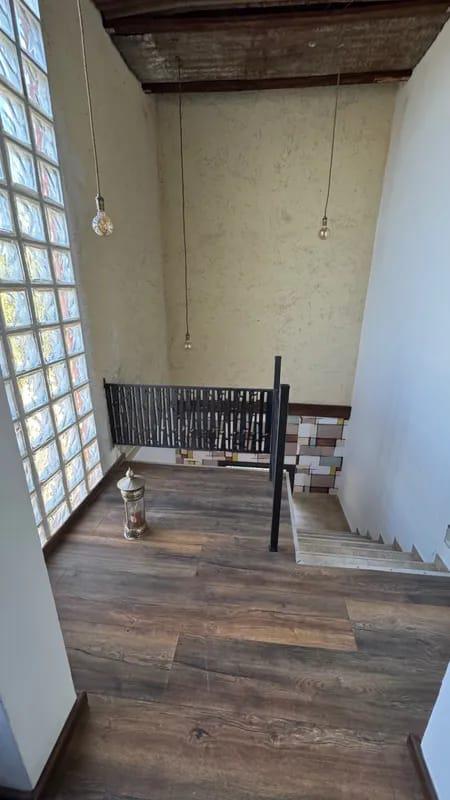 CASA EN ALQUILER COUNTRY CAUSANA DE 2 PLANTA, 3 DORMITORIOS CON VESTIDOR , PILETA Y QUINCHO.