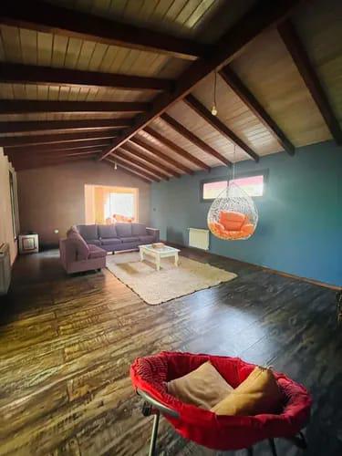 CASA EN ALQUILER COUNTRY CAUSANA DE 2 PLANTA, 3 DORMITORIOS CON VESTIDOR , PILETA Y QUINCHO.