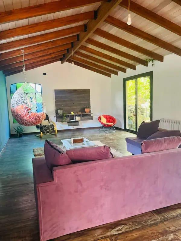 CASA EN ALQUILER COUNTRY CAUSANA DE 2 PLANTA, 3 DORMITORIOS CON VESTIDOR , PILETA Y QUINCHO.