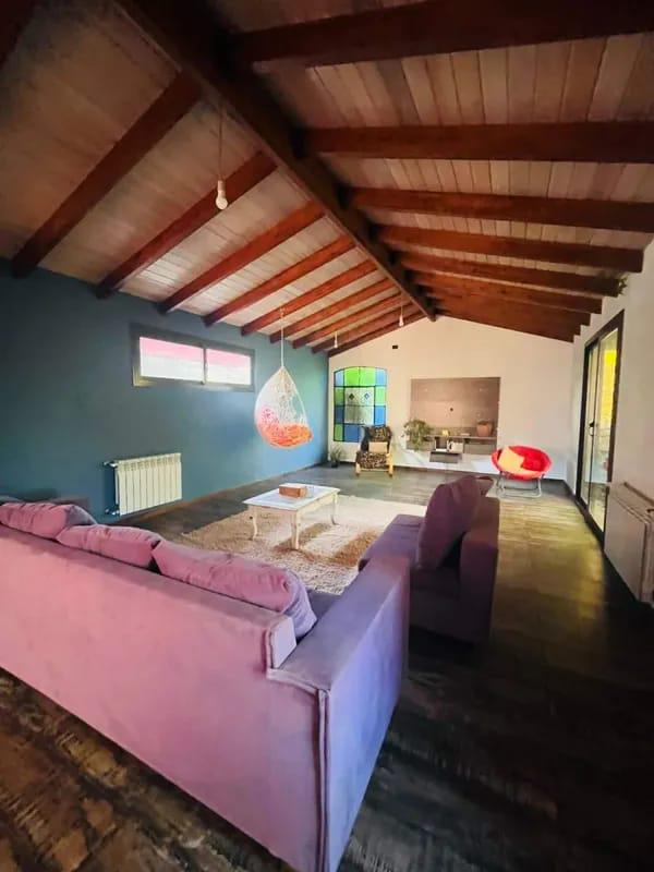 CASA EN ALQUILER COUNTRY CAUSANA DE 2 PLANTA, 3 DORMITORIOS CON VESTIDOR , PILETA Y QUINCHO.